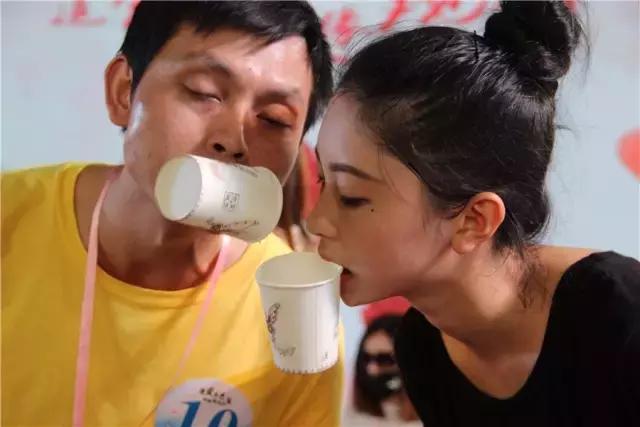 实拍,帅哥美女齐聚观音山追爱求脱单