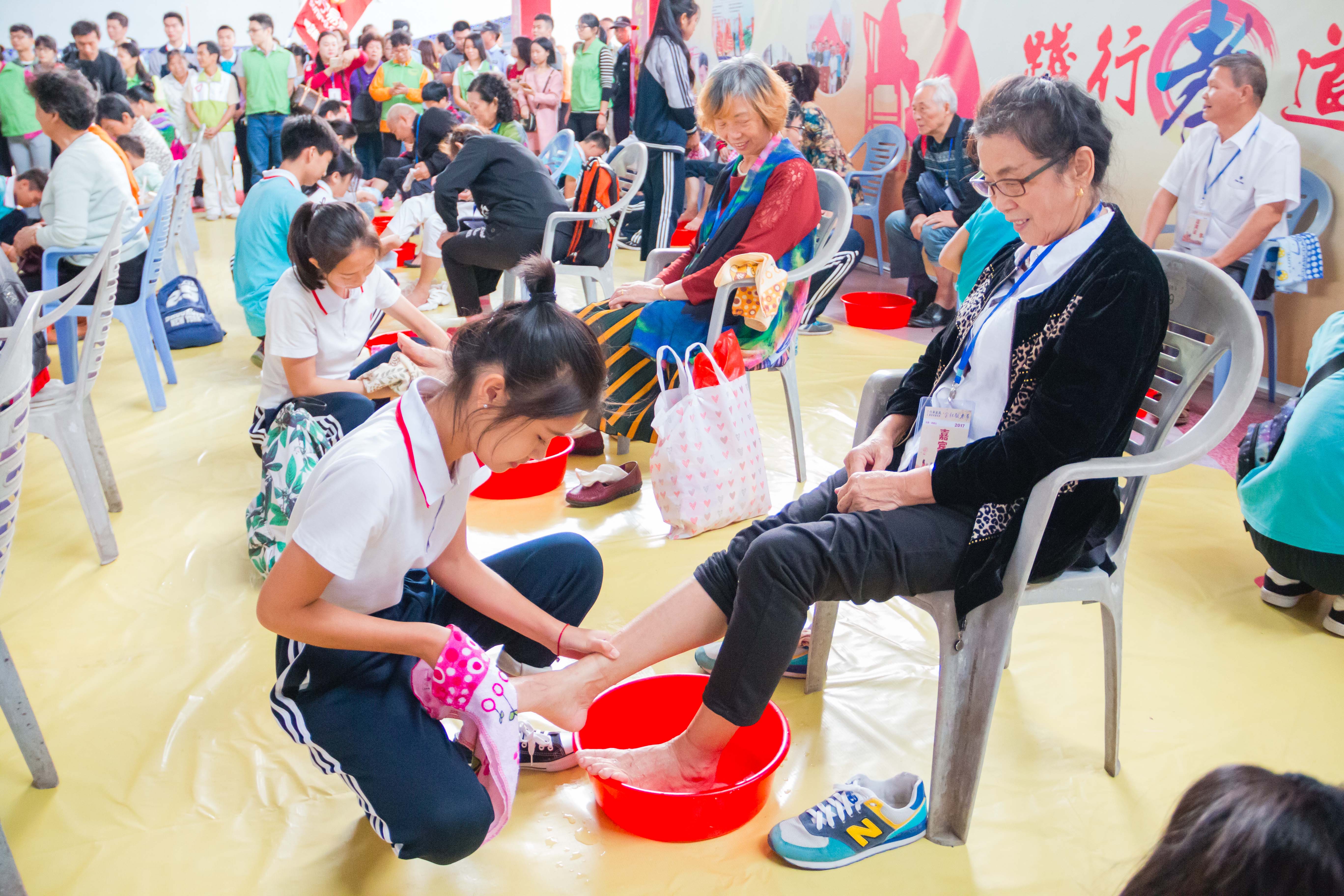 给奶奶洗脚值得注意的是,在众多洗脚的孝心子女当中,有不少是孙子孙女