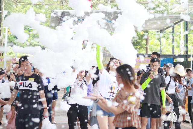 数千名都市白领齐聚东莞观音山，掀起减压狂潮