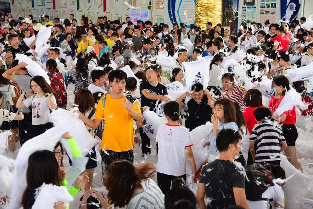 数千名都市白领齐聚东莞观音山，掀起减压狂潮