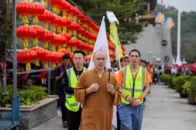 腊八节，东莞喜气洋洋过节，万人热气腾腾喝粥