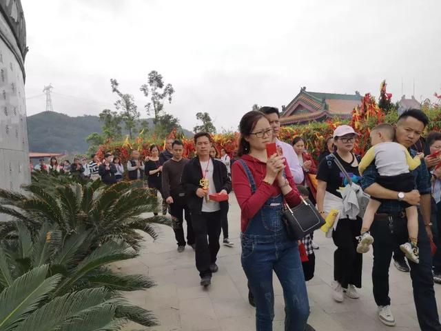 实拍，数万游客齐聚观音山参加观音开库，人山人海