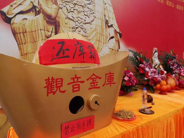 实拍，数万游客齐聚观音山参加观音开库，人山人海
