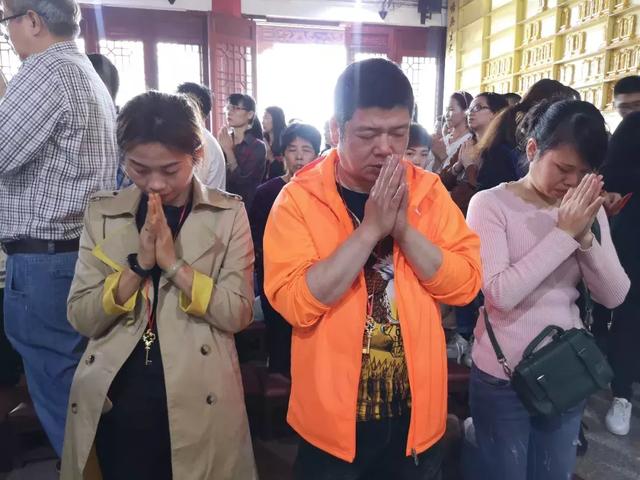 实拍，数万游客齐聚观音山参加观音开库，人山人海