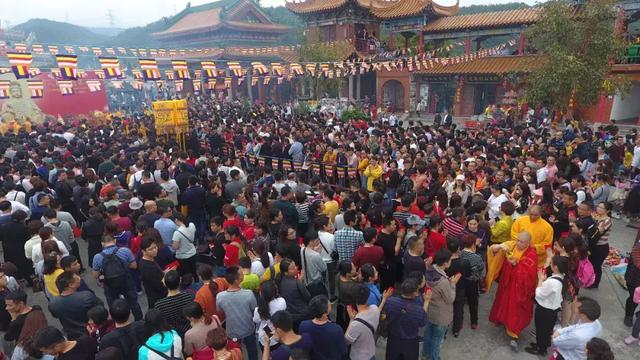 实拍，数万游客齐聚观音山参加观音开库，人山人海