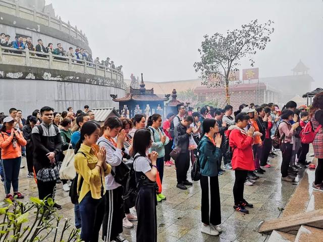 周末东莞踏春登高巧遇彩虹雨，遇水发发发