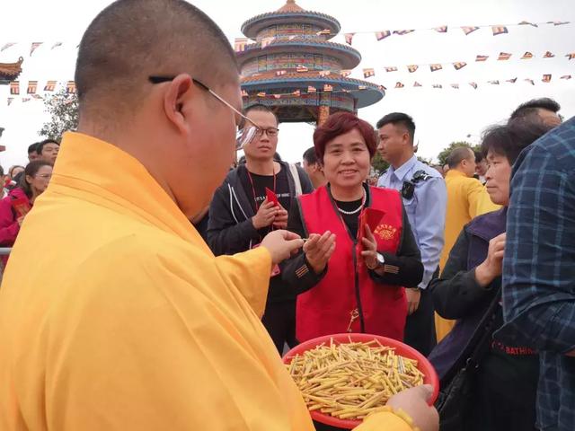 实拍，数万游客齐聚观音山参加观音开库，人山人海