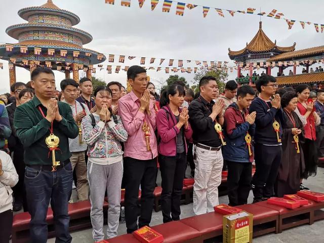 实拍，数万游客齐聚观音山参加观音开库，人山人海