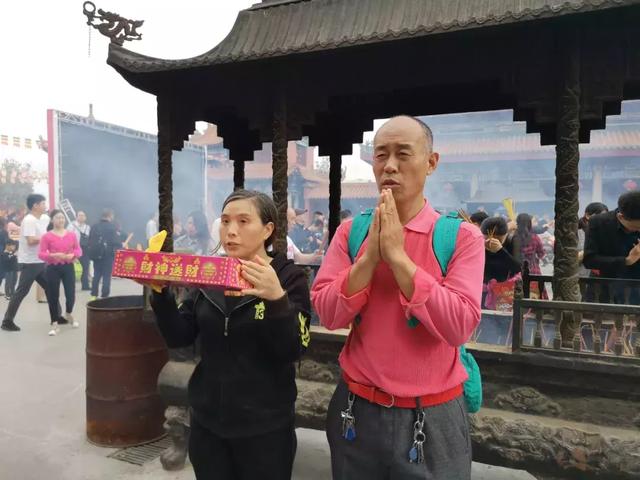 实拍，数万游客齐聚观音山参加观音开库，人山人海