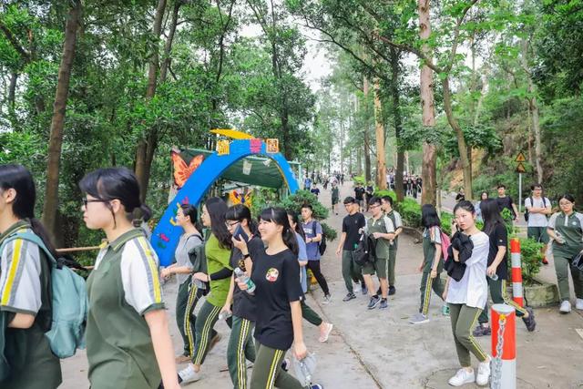 决胜高考，近千名高三学子登东莞观音山励志