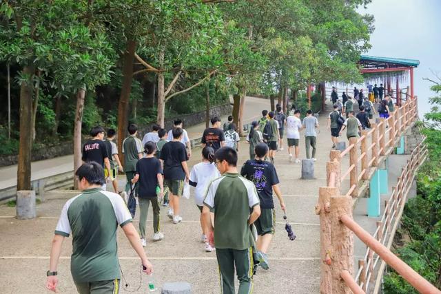 决胜高考，近千名高三学子登东莞观音山励志