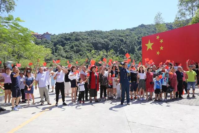 超燃，用巨幅国旗在东莞观音山对祖国深情告白