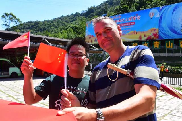 超燃，用巨幅国旗在东莞观音山对祖国深情告白