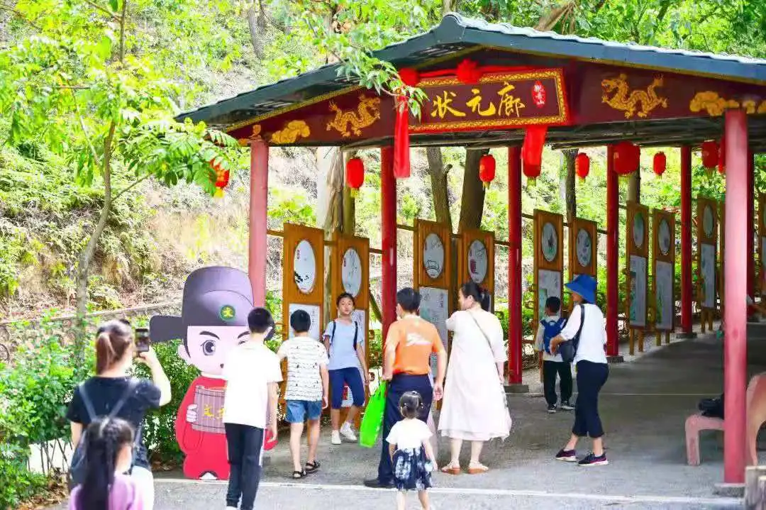在观音山开启“开学第一课”，在森林里开启求学新篇章